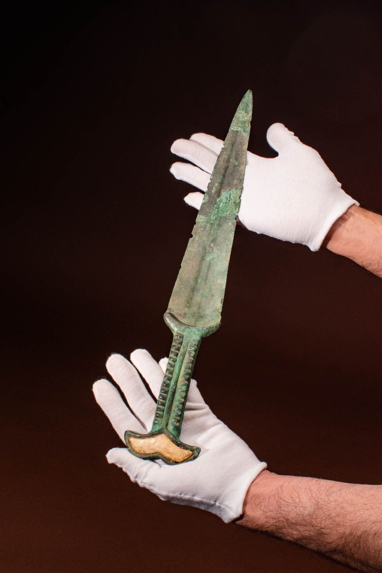 WESTERN ASIA BRONZE DAGGER WITH INLAID POMMEL (1 of 3)