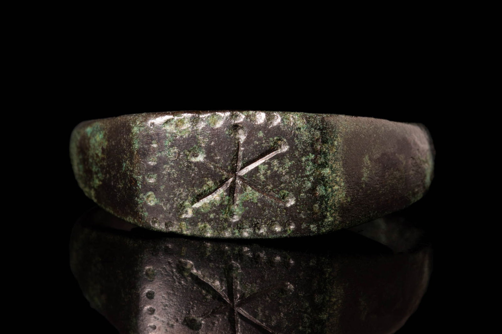 BYZANTINE BRONZE RING WITH SIX-ARMED STAR (1 of 4)