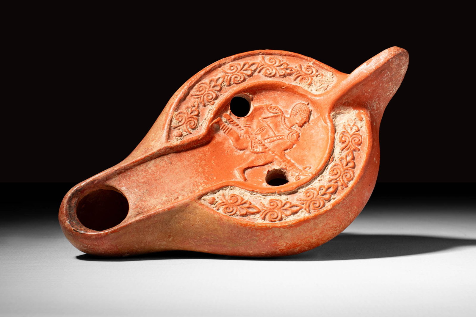 ROMAN TERRACOTTA SIGILLATA OIL LAMP WITH RETIARIUS (1 of 4)