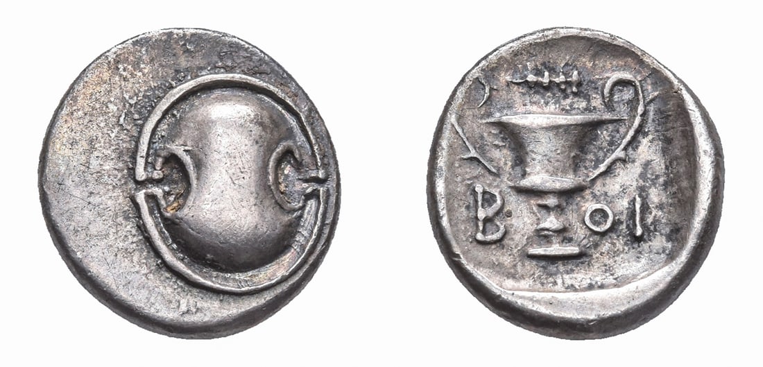 BOEOTIA. FEDERAL COINAGE. (CIRCA 395-340 BC). AR HEMIDRACHM: Ca. 395 - 340 BC Obv: Boeotian shield. Rev: BOI Kantharos; above, club; to right, bunch of grapes. BCD Boiotia 31; HGC 4, 1165 Size: 10.9mm x 10.4mm; Weight: 2.52g