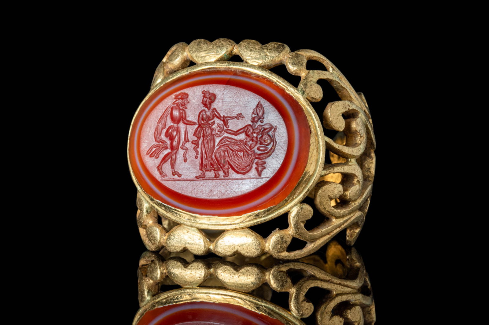 ANCIENT ROMAN CARNELIAN INTAGLIO WITH PARIS, ALEXANDER AND VENUS IN GOLD RING (1 of 5)