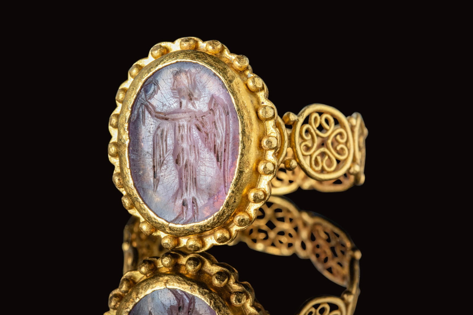 LATE ROMAN GOLD RING WITH AMETHYST INTAGLIO DEPICTING A WINGED VICTORY (1 of 5)