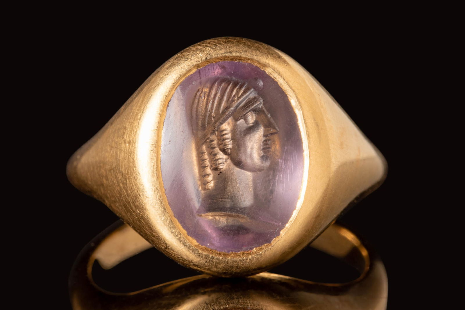 ROMAN AMETHYST INTAGLIO DEPICTING YOUNG EPHEBOS IN GOLD RING (1 of 5)