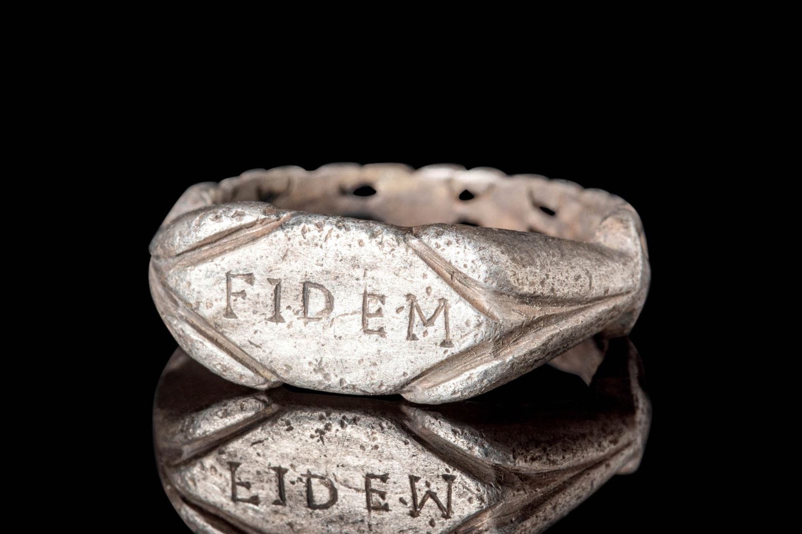 ROMAN LEGIONARY OPEN-WORK SILVER RING WITH FIDEM (1 of 4)