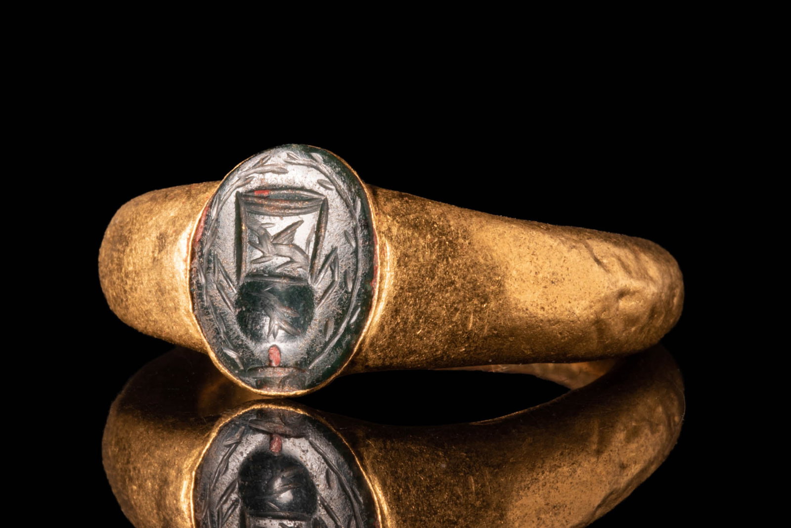 ROMAN GOLD RING WITH INTAGLIO DEPICTING AN ALTAR (1 of 5)