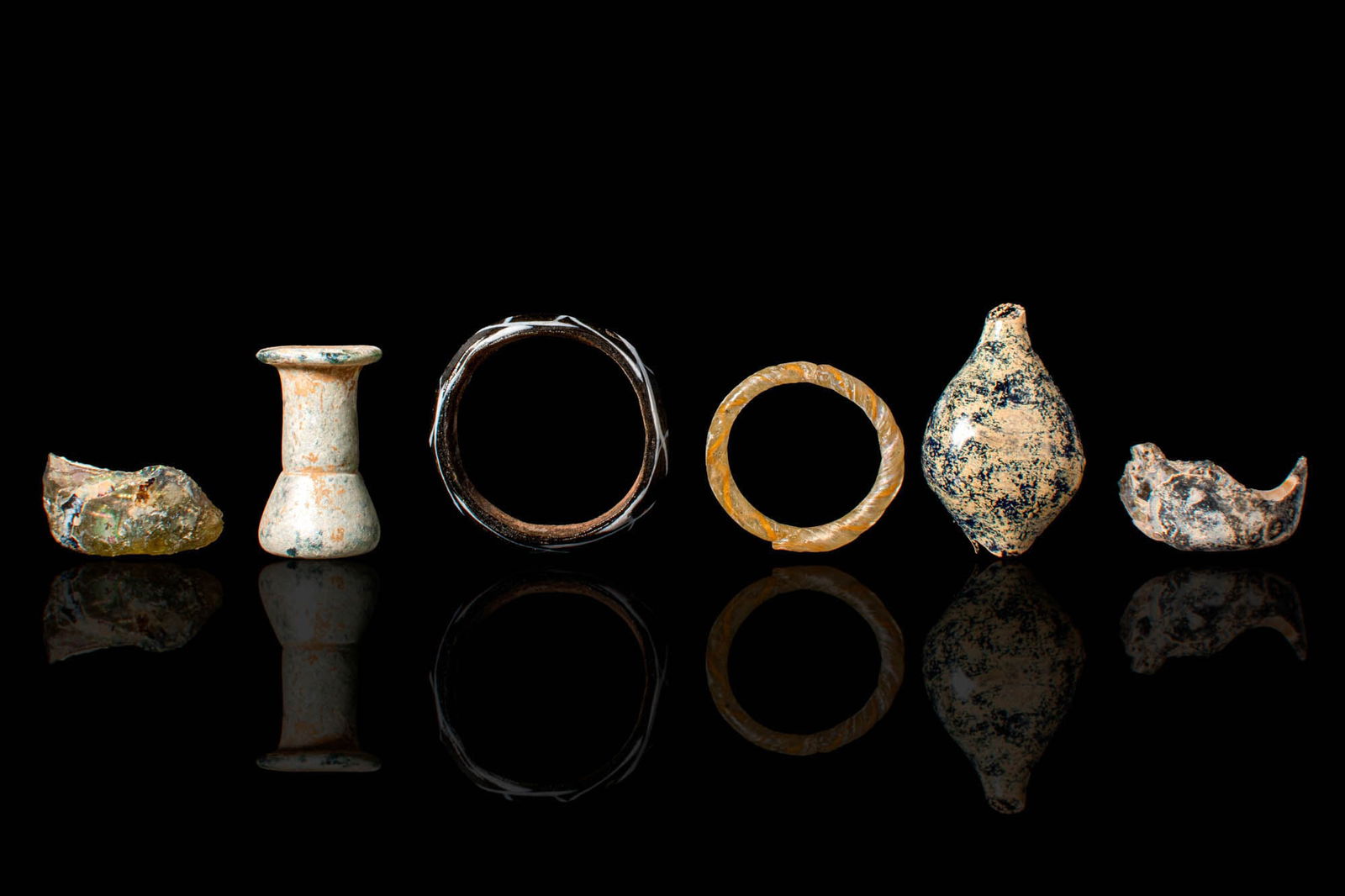 SET OF ROMAN GLASS ARTEFACTS (1 of 2)