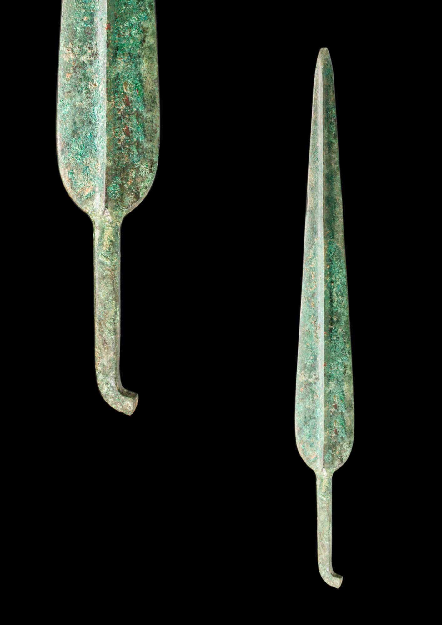 ERALY GREEK / WESTERN ASIATIC BRONZE SWORD: Ca. 1100 - 900 BC.A moulded bronze dagger with a short, tapering blade, a prominent midrib and a guard. The hilt is characterised by a flong tang that would fix to a wooden or bone handle. For similar