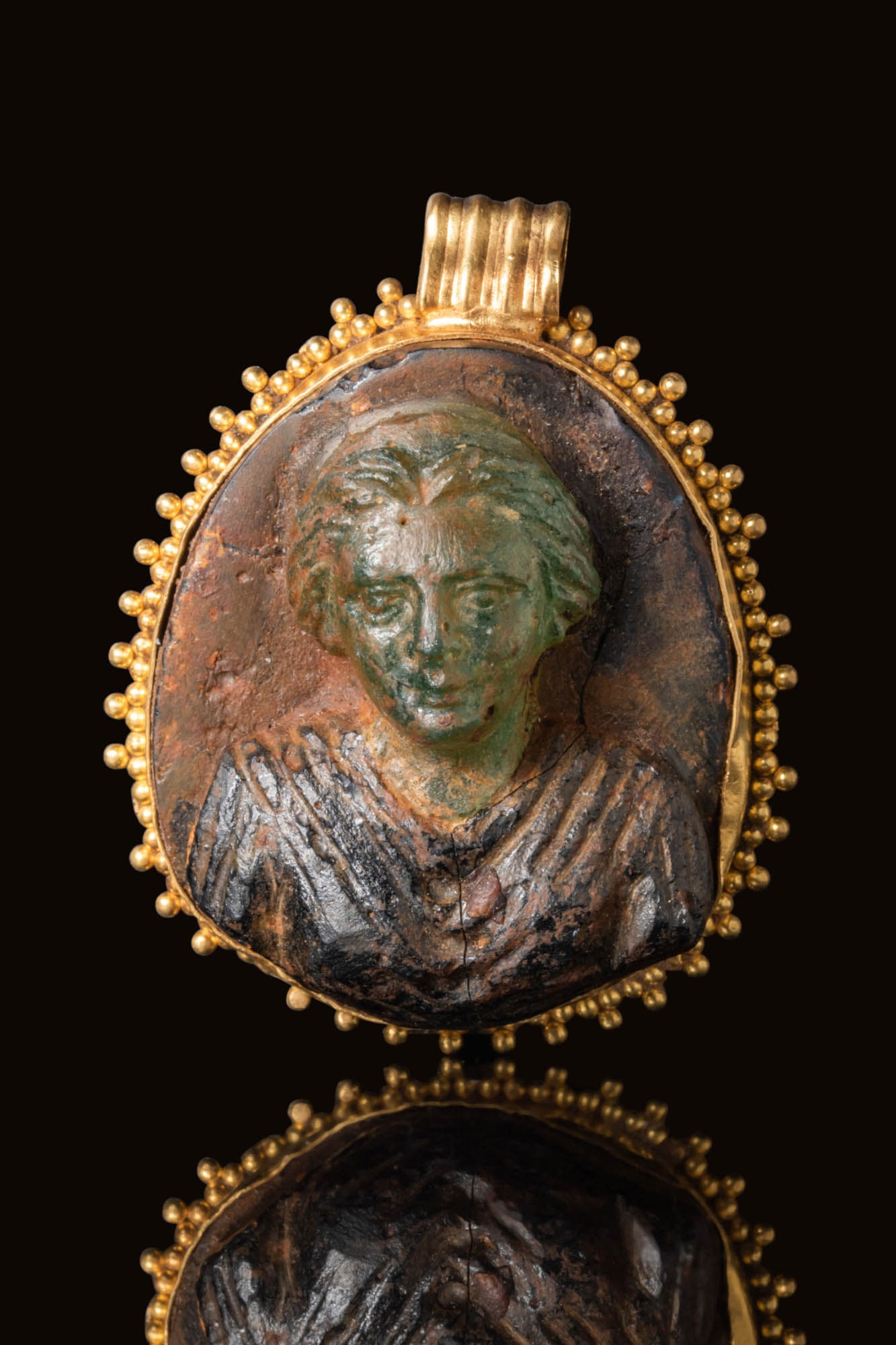 LATE ROMAN GOLD PENDANT WITH RARE BICHROME GLASS CAMEO (1 of 3)