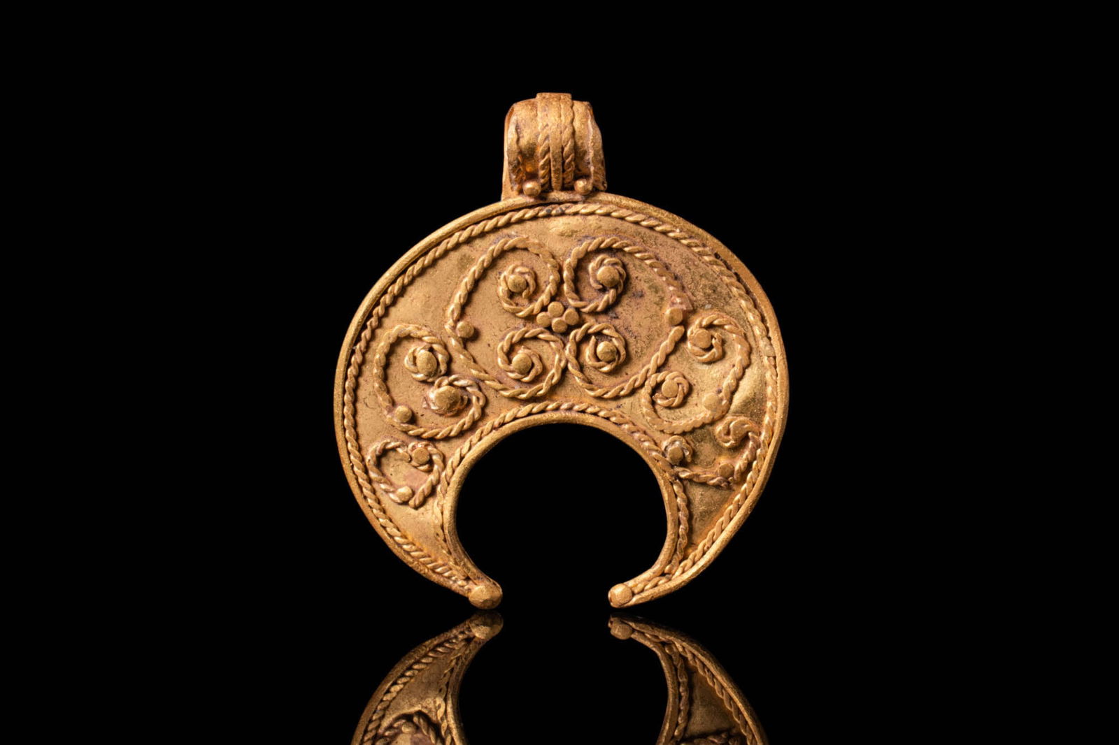 HELLENISTIC GOLD LUNULA WITH SCROLLWORK (1 of 3)