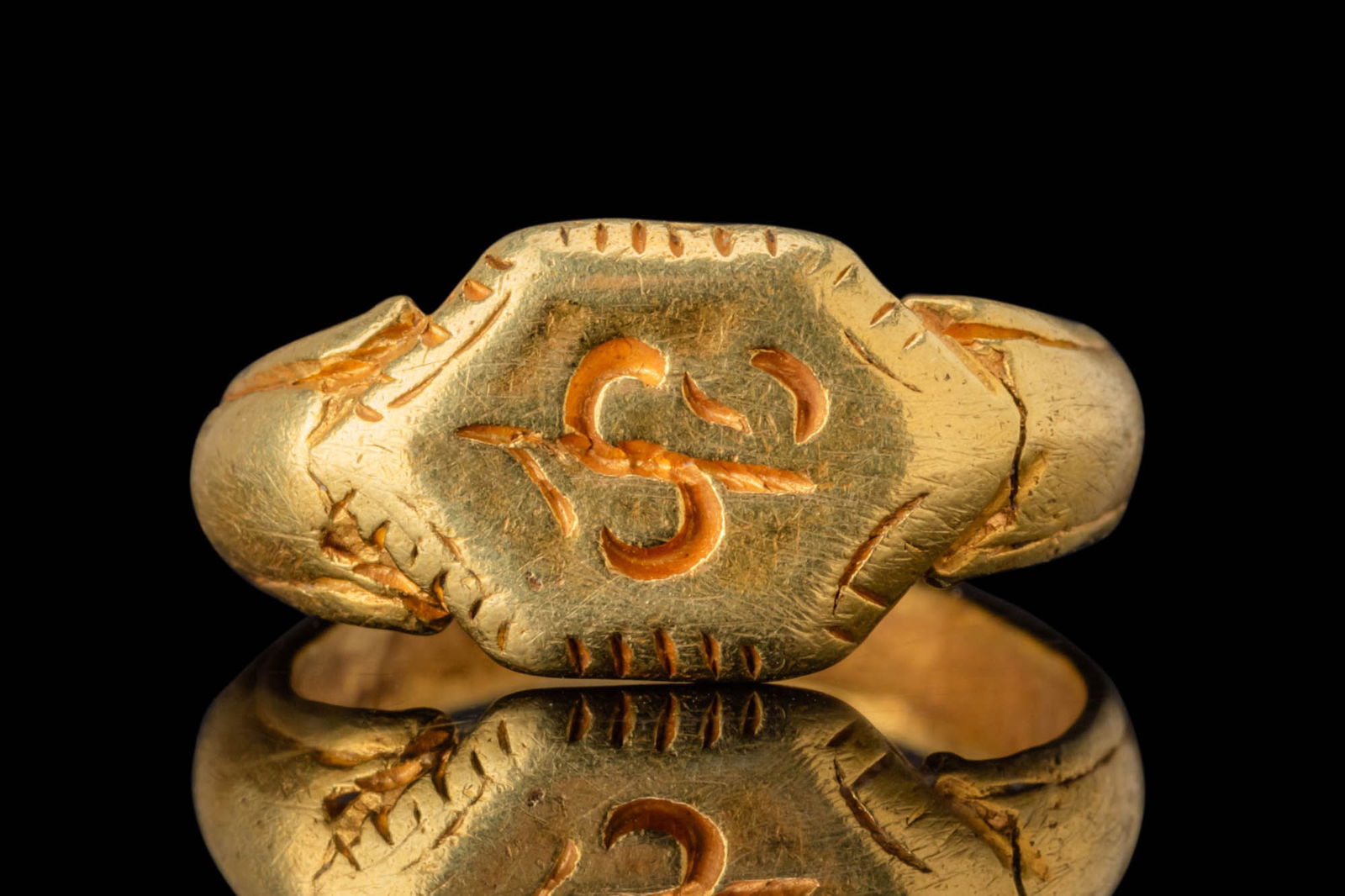 MEDIEVAL PERIOD GOLD RING WITH INCISED BEZEL (1 of 6)