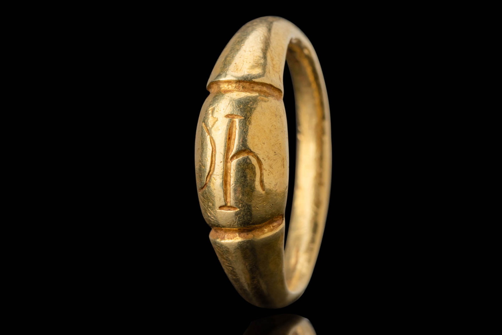 MEDIEVAL PERIOD GOLD RING WITH INCISED BEZEL (1 of 8)