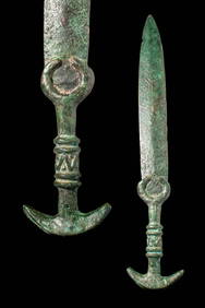 EARLY GREEK / WESTERN ASIATIC BRONZE SWORD WITH CRESCENT POMMEL (1 of 5)