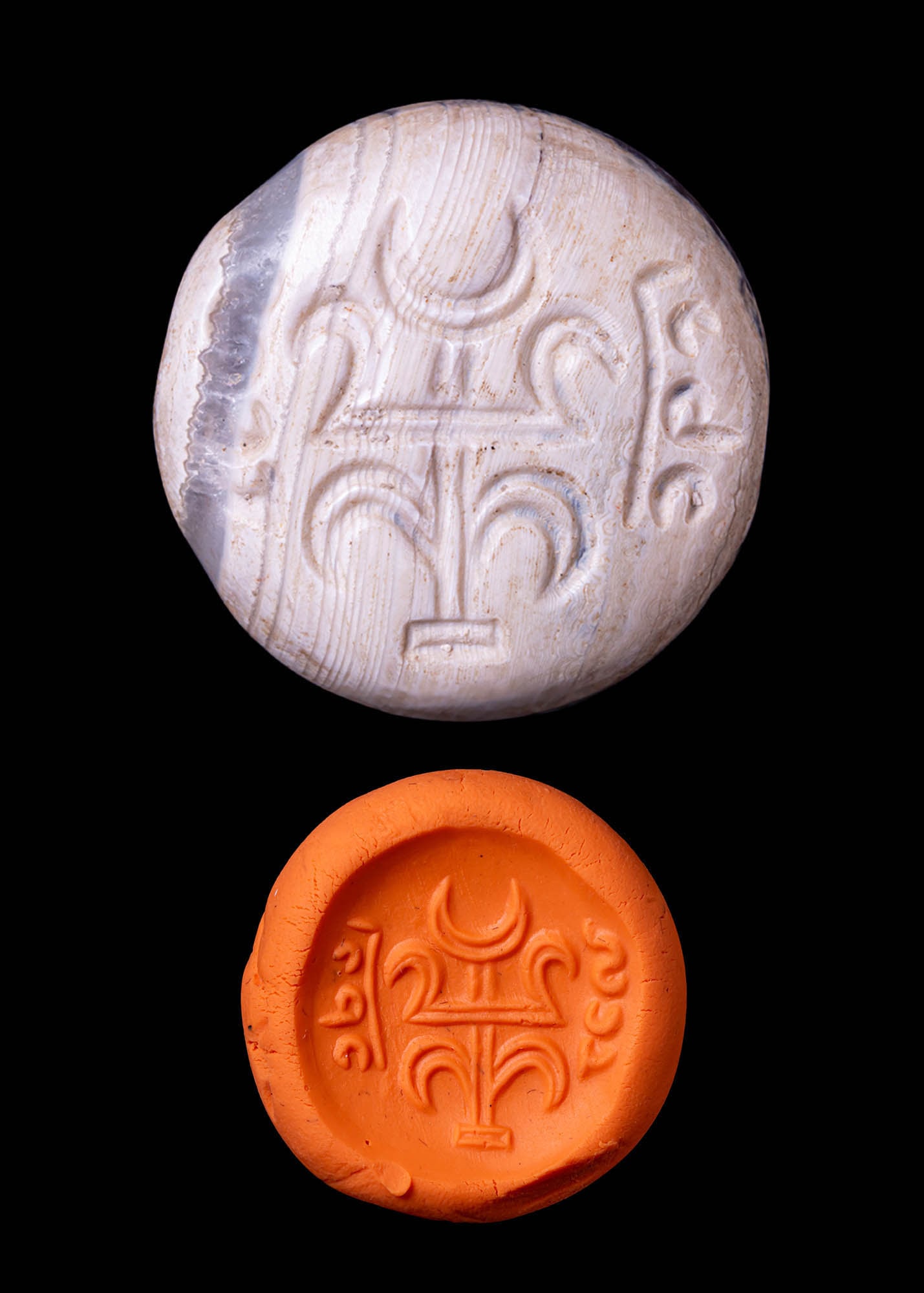 SASANIAN AGATE SEAL DEPICTING A CRESCENT STANDARD (1 of 5)