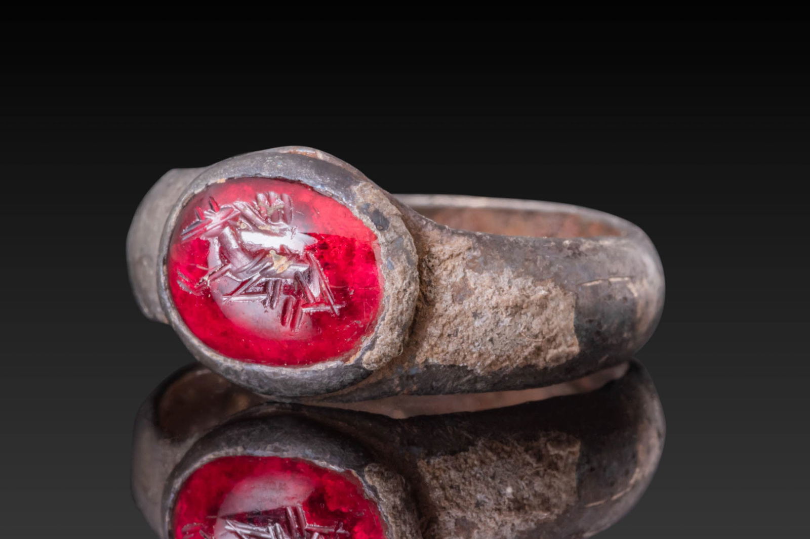 SASANIAN SILVER INTAGLIO RING DEPICTING AN ANIMAL (1 of 3)