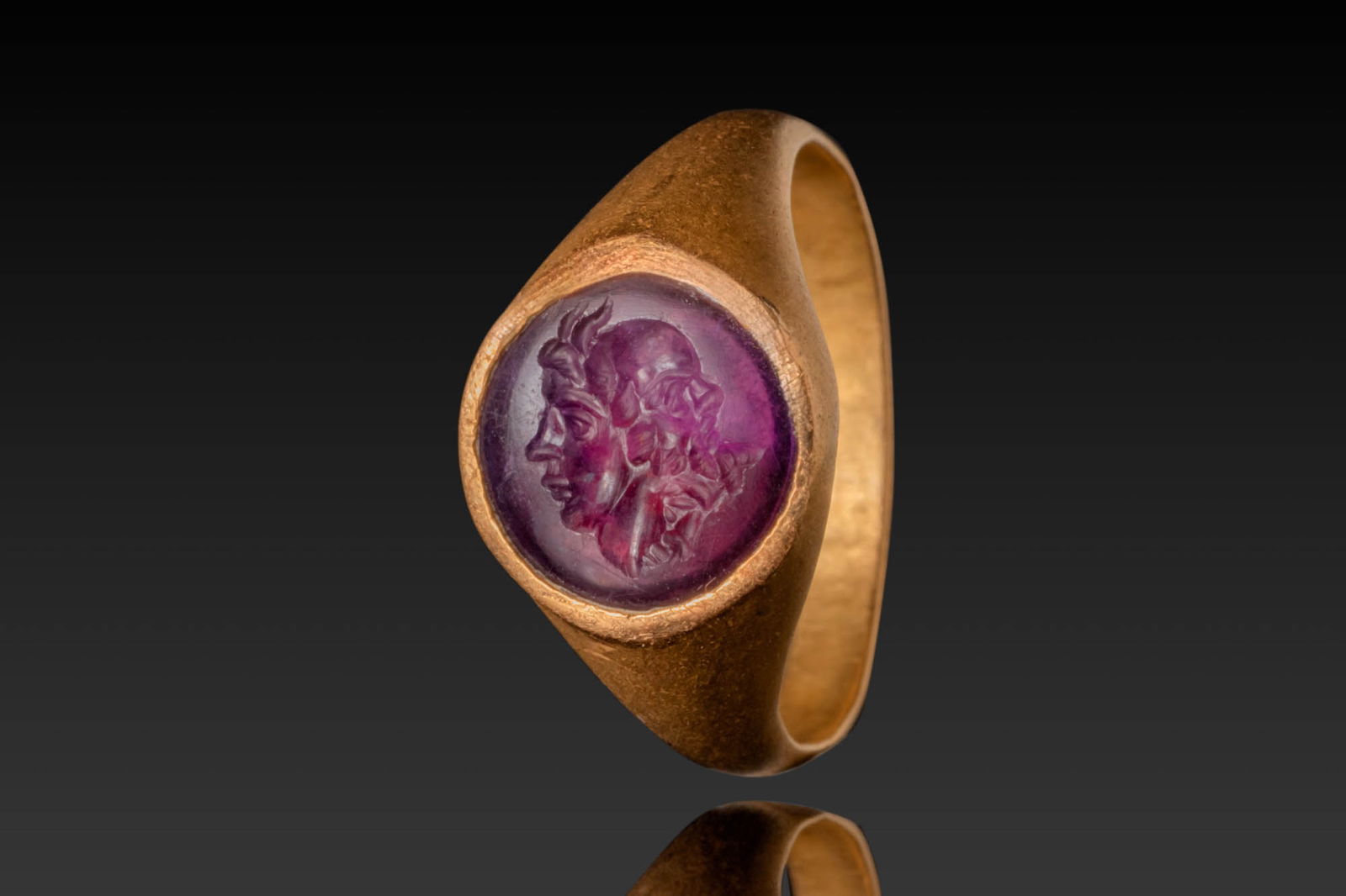ROMAN AMETHYST INTAGLIO DEPICTING GRYLLOS IN HIGH KARAT GOLD RING (1 of 5)