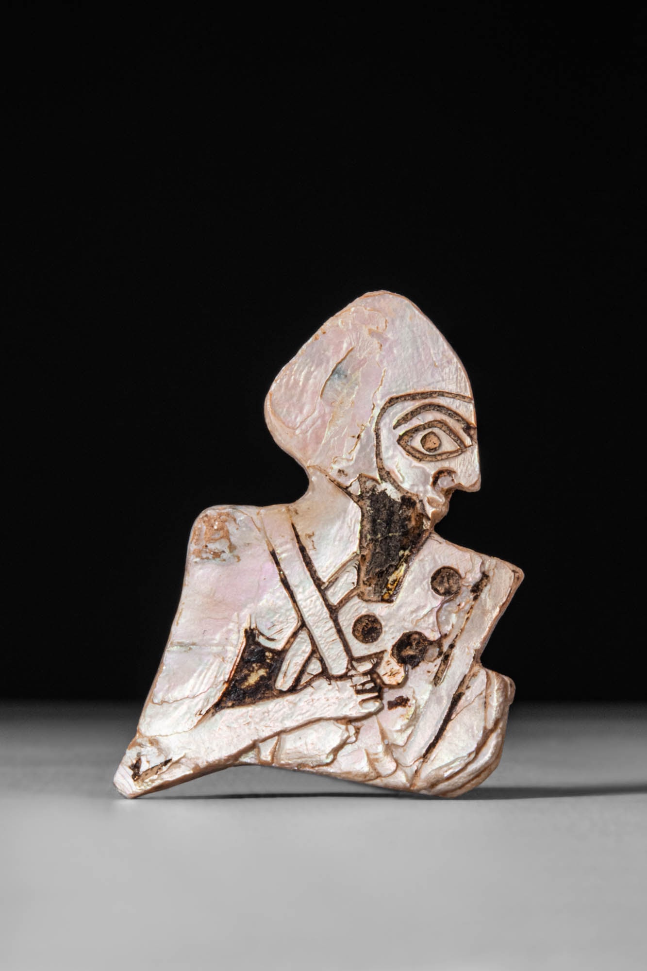 SUMERIAN SHELL INLAY DEPICTING A WARRIOR - EX. CHRISTIE'S (1 of 3)