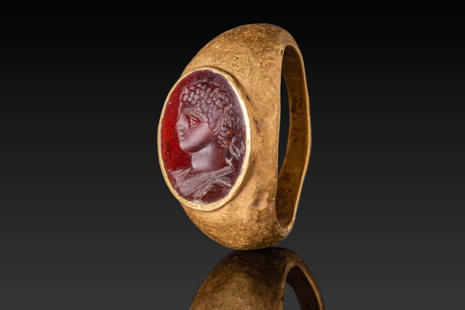 ROMAN HIGH KARAT GOLD INTAGLIO RING DEPICTING MERCURY (1 of 3)