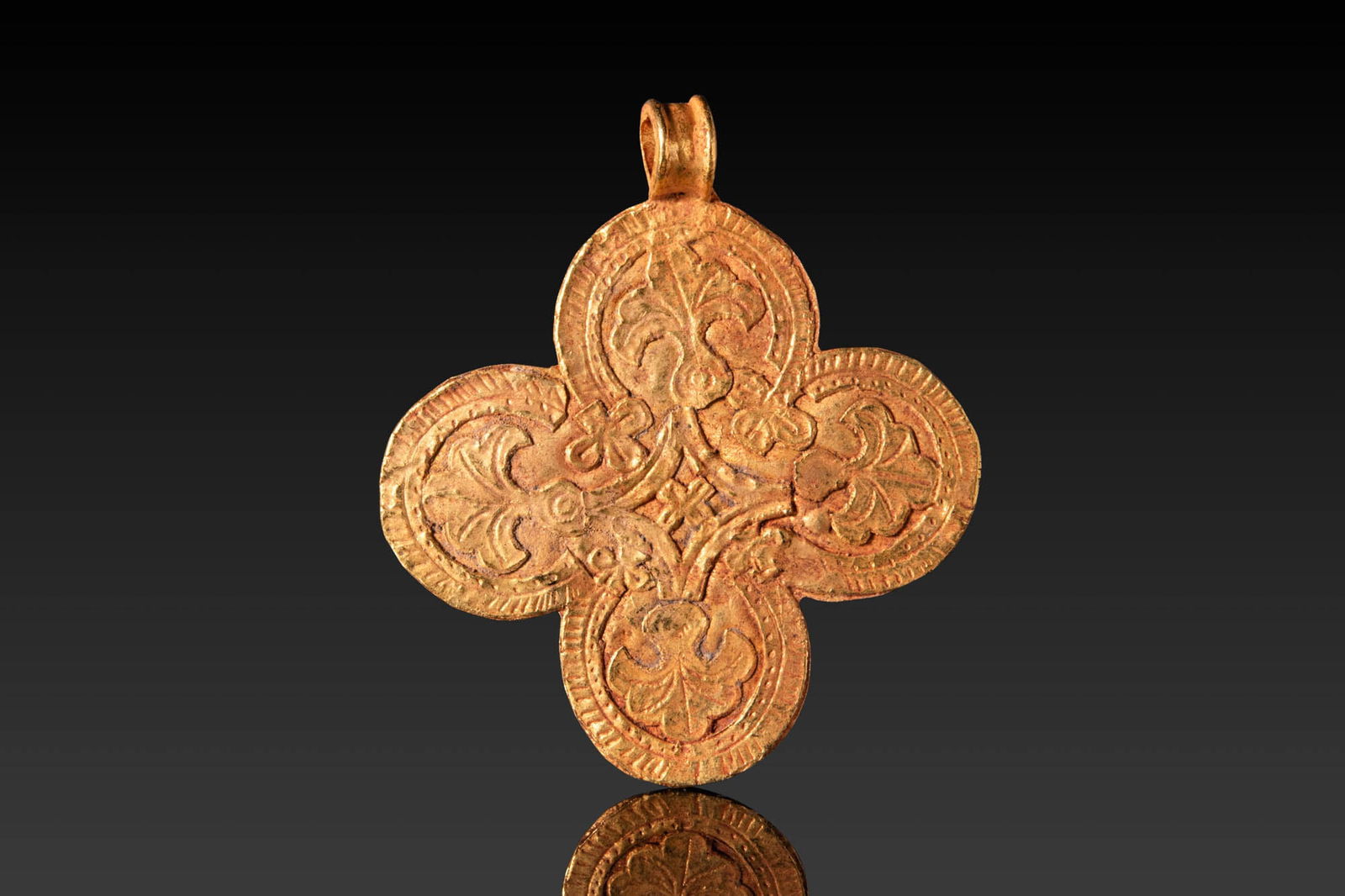 BYZANTINE HIGH KARAT GOLD CROSS PENDANT WITH PALM BRANCHES