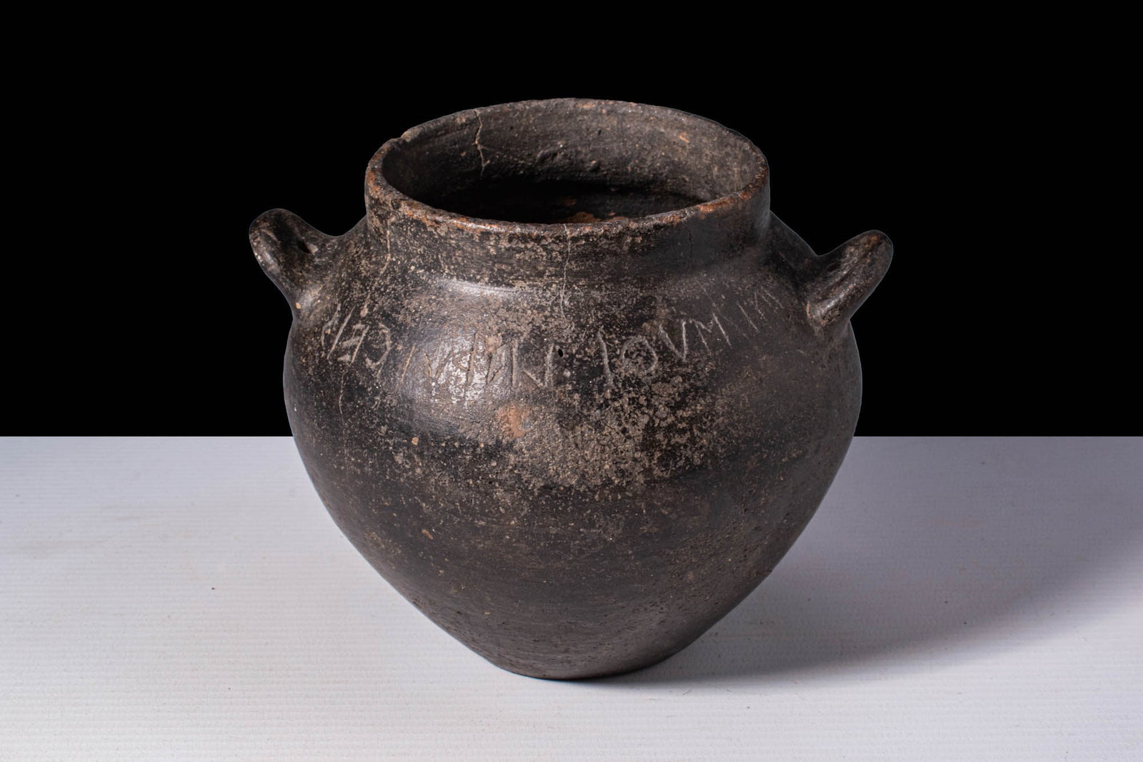 ETRUSCAN GLOBULAR STAMNOS WITH INSCRIPTION (1 of 7)