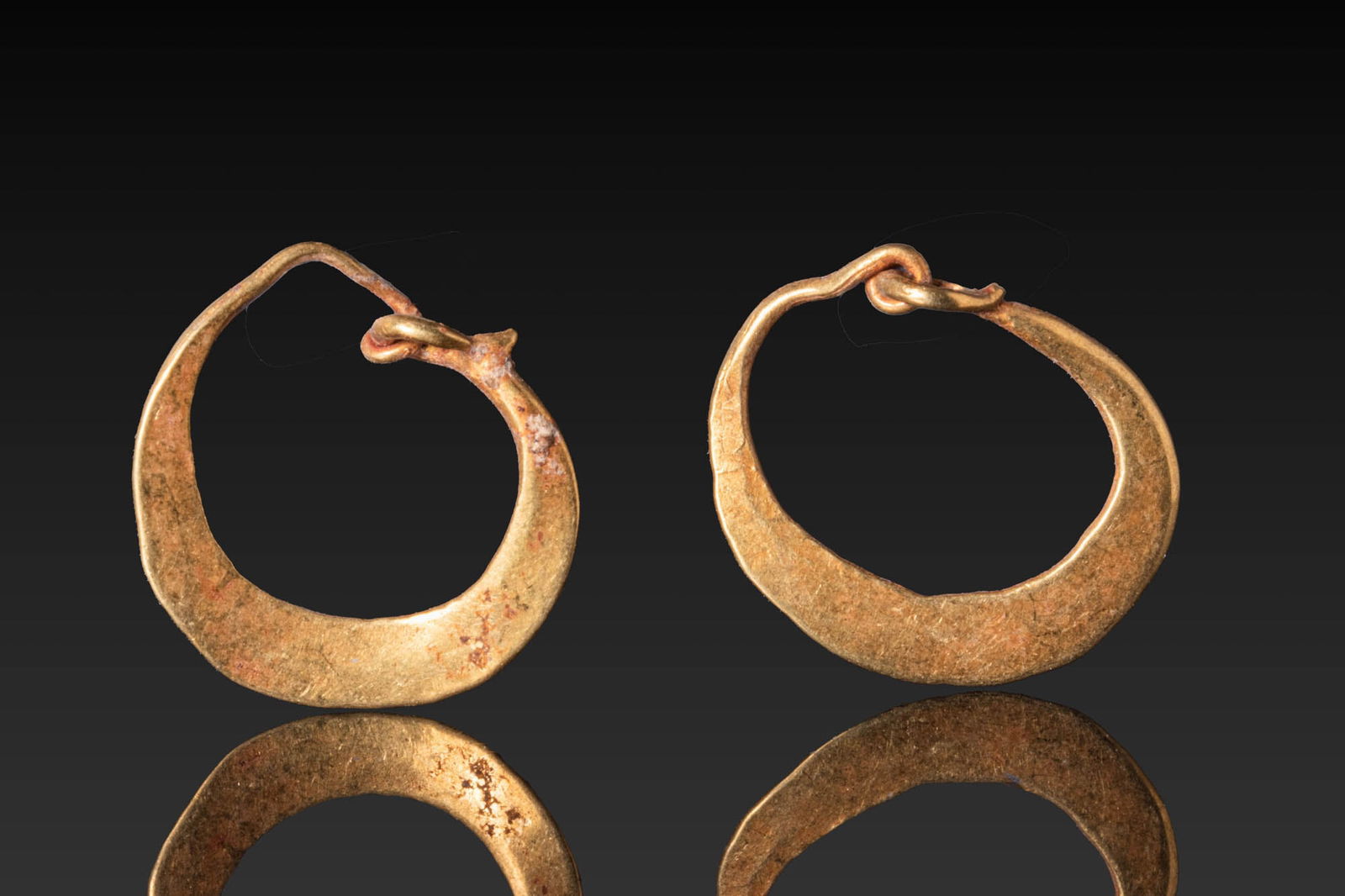 PAIR OF HELLENISTIC HIGH KARAT GOLD LUNAR-SHAPED EARRINGS (1 of 3)