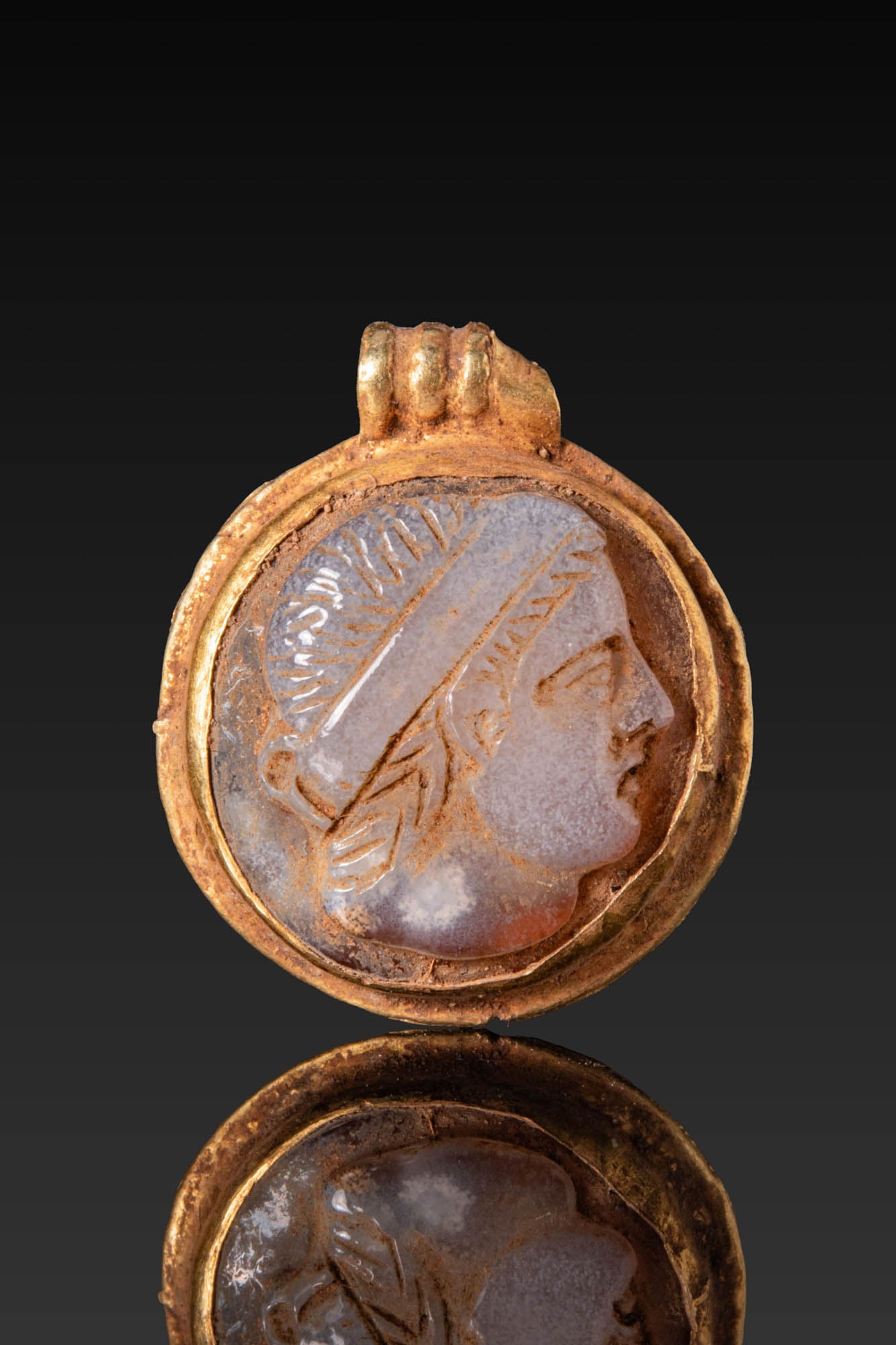ROMAN HIGH KARAT GOLD PENDANT WITH AGATE CAMEO OF ATHLETE (1 of 3)