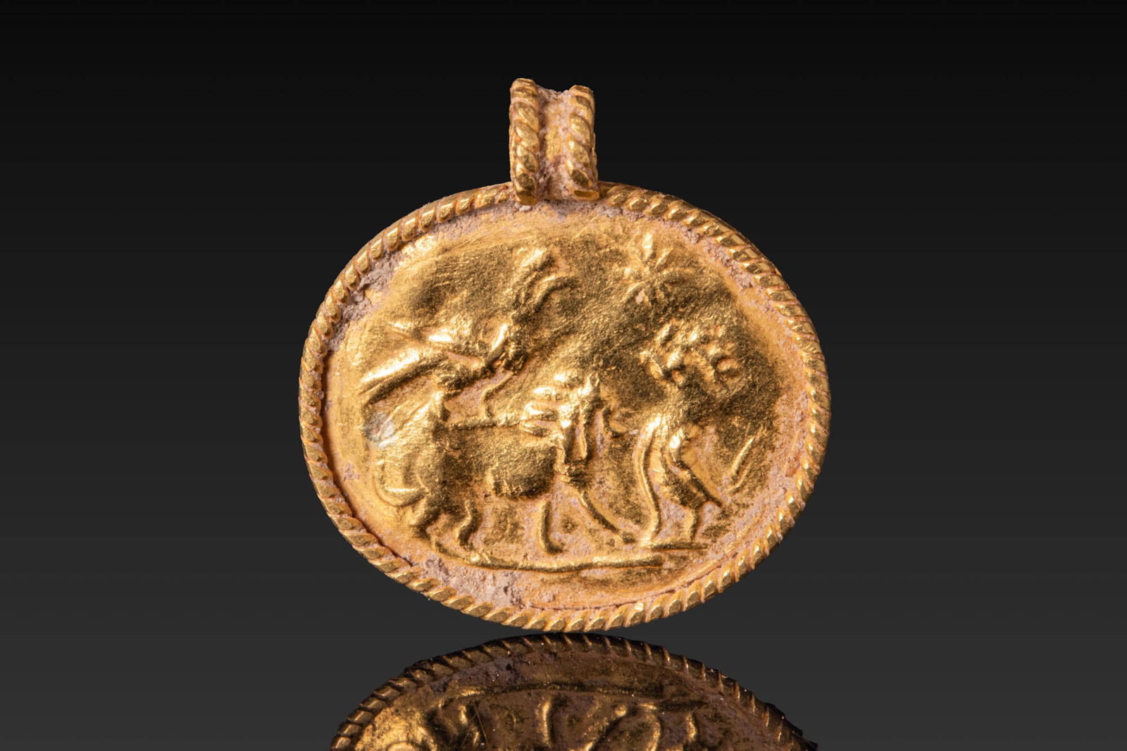 ROMAN HIGH KARAT GOLD MEDALLION DEPICTING A MAGICAL SCENE (1 of 3)