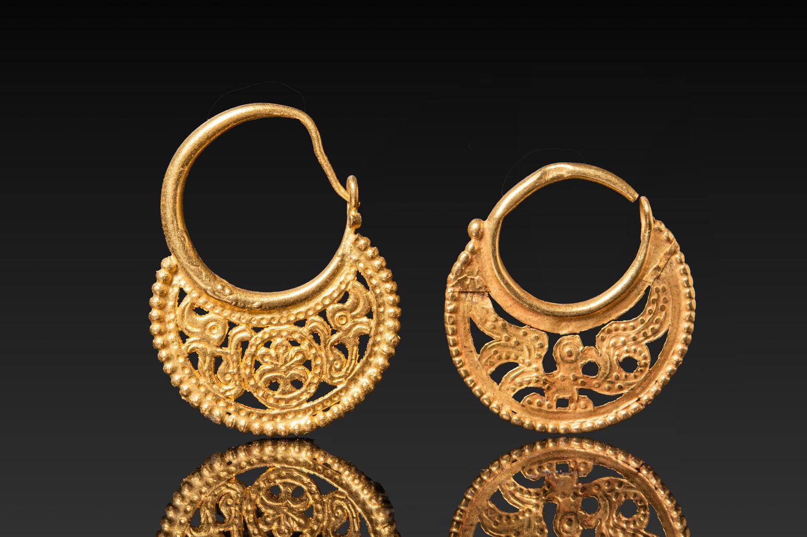 PAIR OF BYZANTINE GOLD EARRINGS WITH BIRDS (1 of 3)