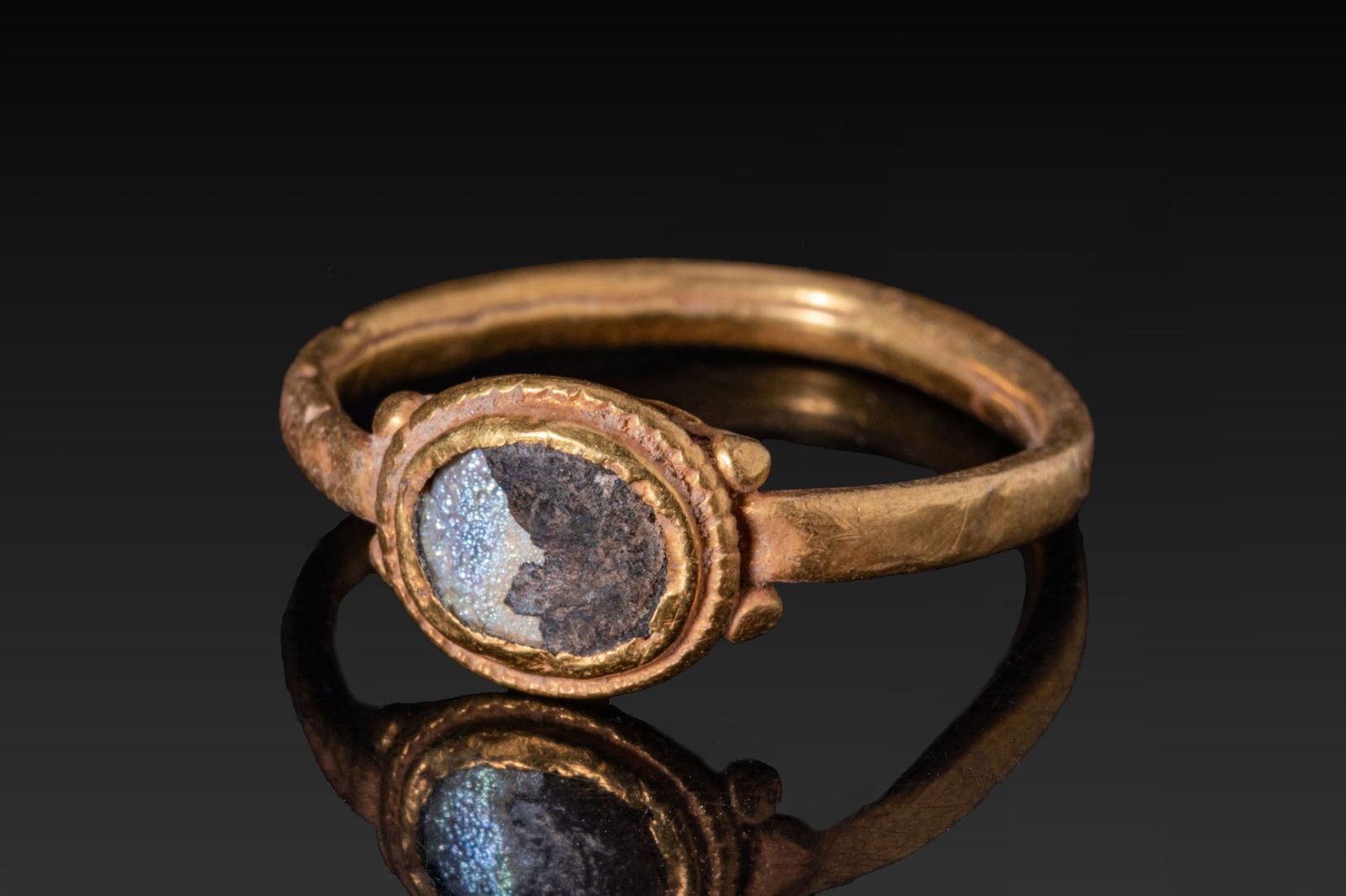 LATE ROMAN / EARLY BYZANTINE HIGH KARAT GOLD RING WITH GLASS CABOCHON (1 of 3)