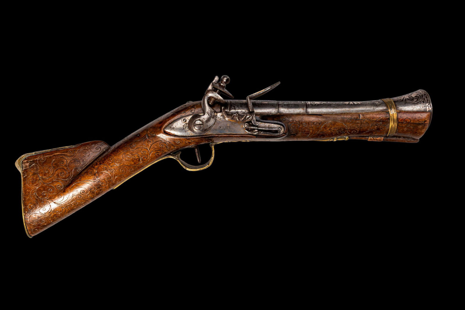 SILVER-INLAID FLINTLOCK BLUNDERBUSS: Ca. AD 1800. A flintlock blunderbuss inlaid on the barrel with silver. The lockplate is engraved with the maker's mark Willet, possibly the Dublin-based maker Henry Willet. The small size of this gun 