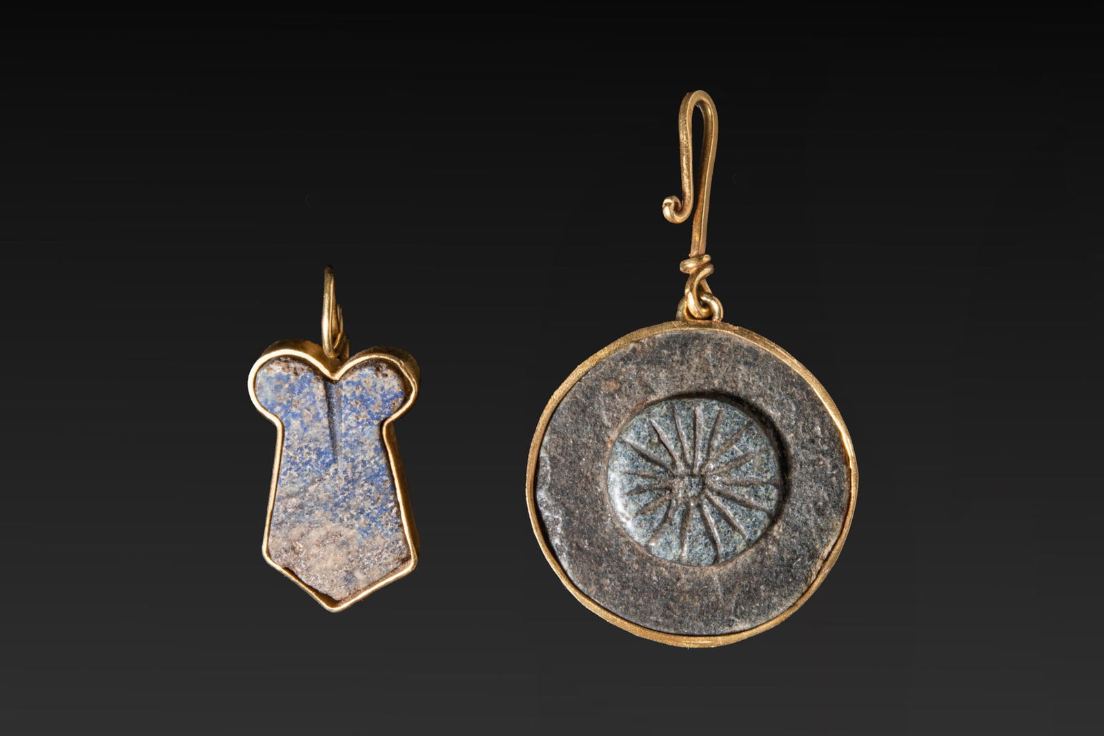 PAIR OF EGYPTIAN AND MESOPOTAMIAN LAPIS LAZULI AND STONE AMULETS IN GOLD FRAME (1 of 2)