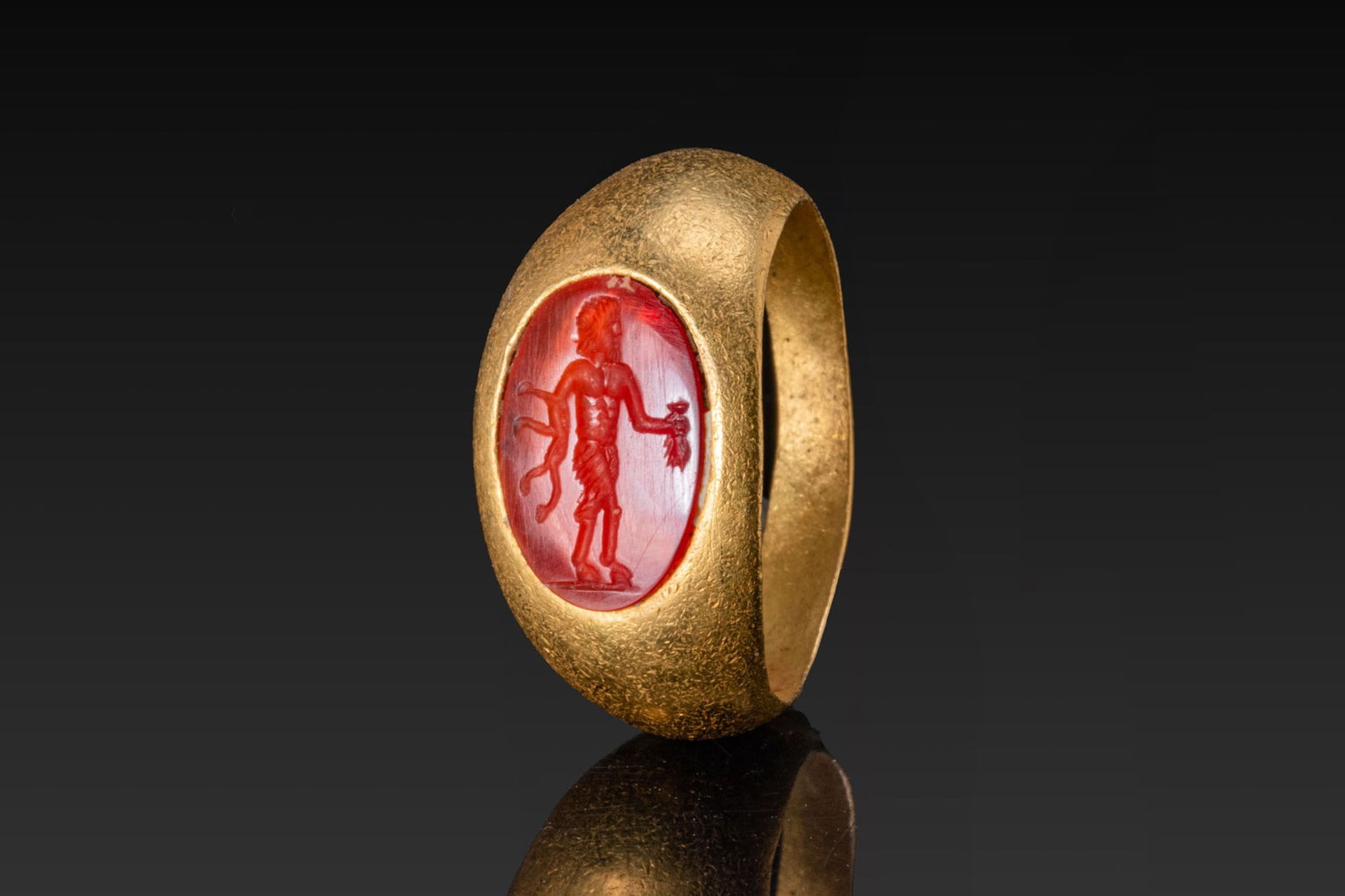 ROMAN REPUBBLIC GOLD RING WITH CARNELIAN INTAGLIO DEPICTING A SATYR (1 of 3)