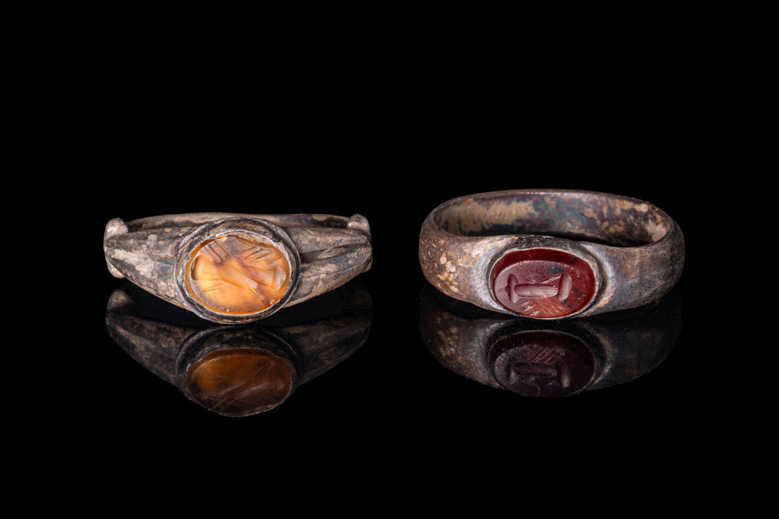 PAIR OF ROMAN BRONZE INTAGLIO RINGS WITH CLASPED HANDS (1 of 3)