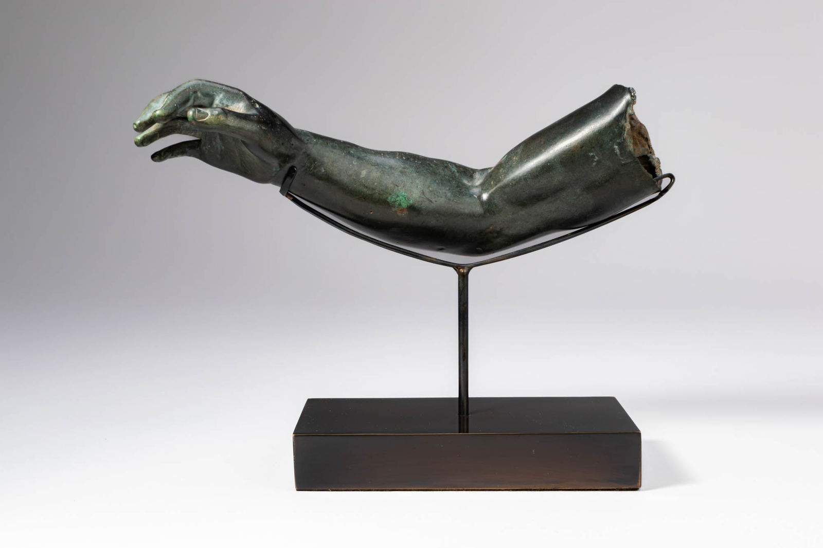 STUNNING ROMAN BRONZE ARM OF STATUE DEPICTING EMPEROR OR GOD (1 of 8)