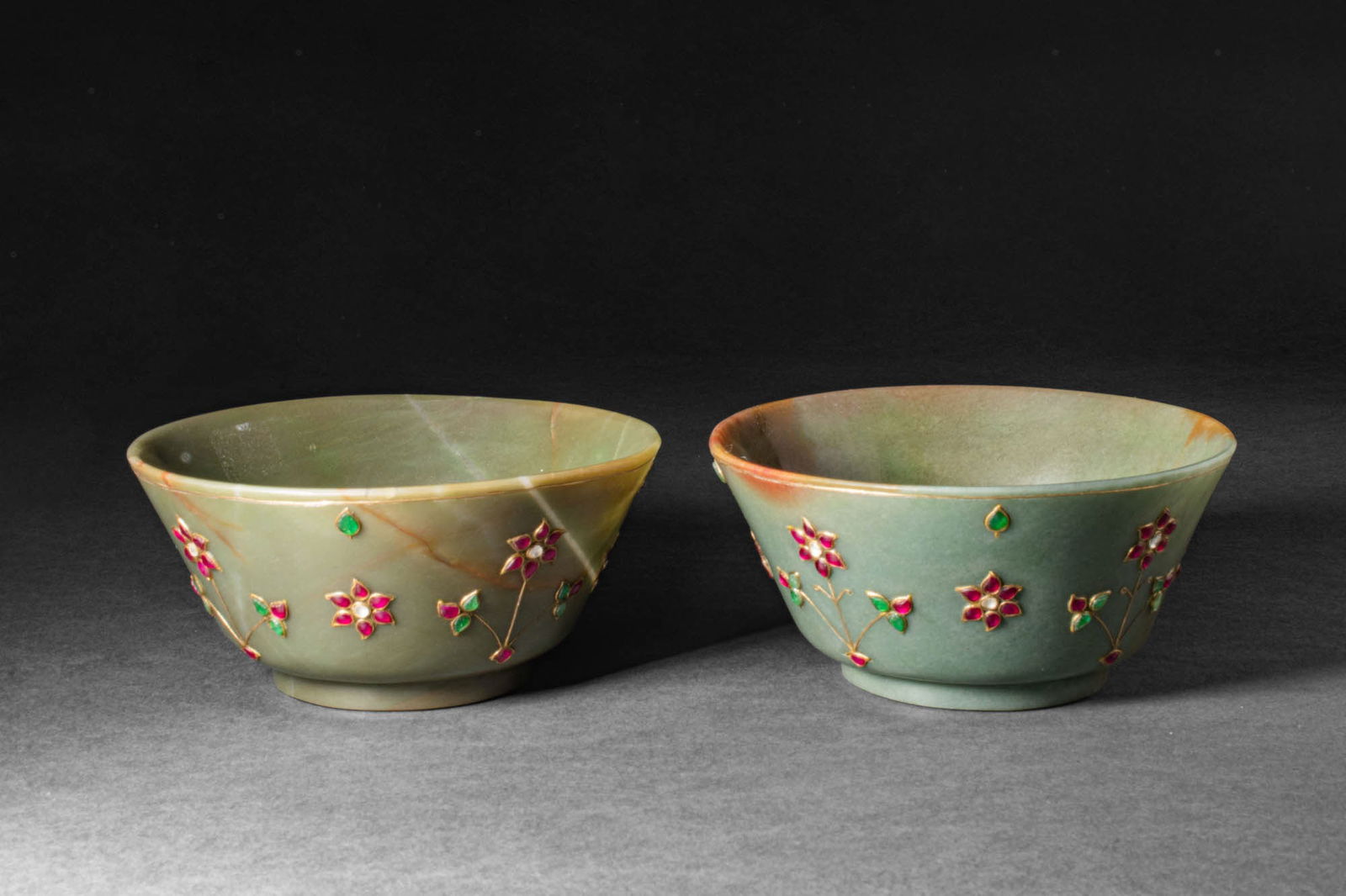 PAIR OF FAT JADE INLAID BOWLS: Ca. 17th - 18th century AD. A pair of mutton fat jade bowls, each with slightly flaring sides, an everted lip and a low ring foot. The exteriors are similarly decorated with kundan-style gold inlay of