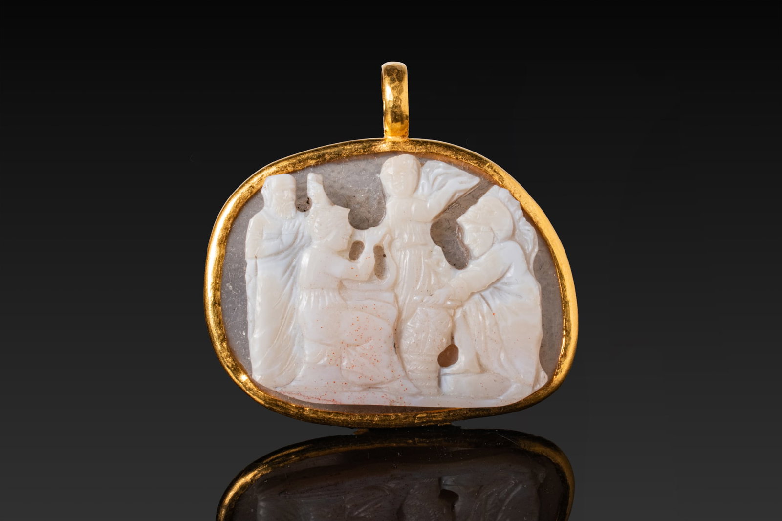 ROMAN AGATE CAMEO OF A WEDDING SCENE IN HIGH KARAT GOLD PENDANT (1 of 3)