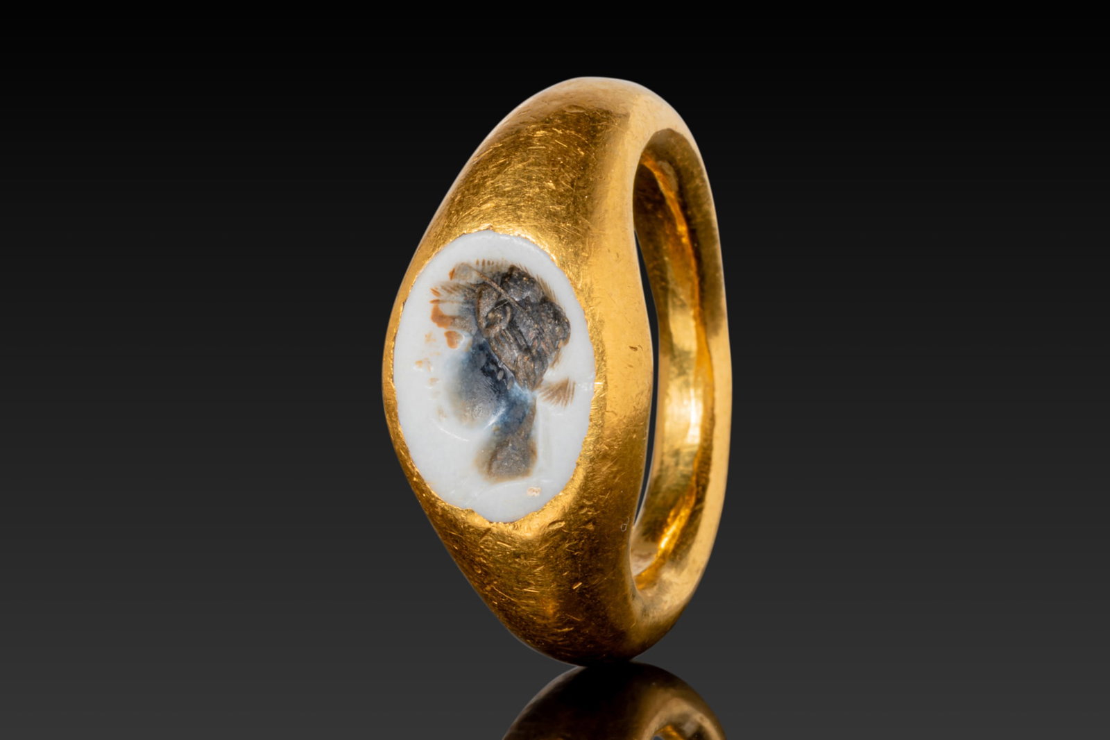 ROMAN HIGH KARAT GOLD RING WITH AGATE INTAGLIO OF BACCHUS (1 of 3)