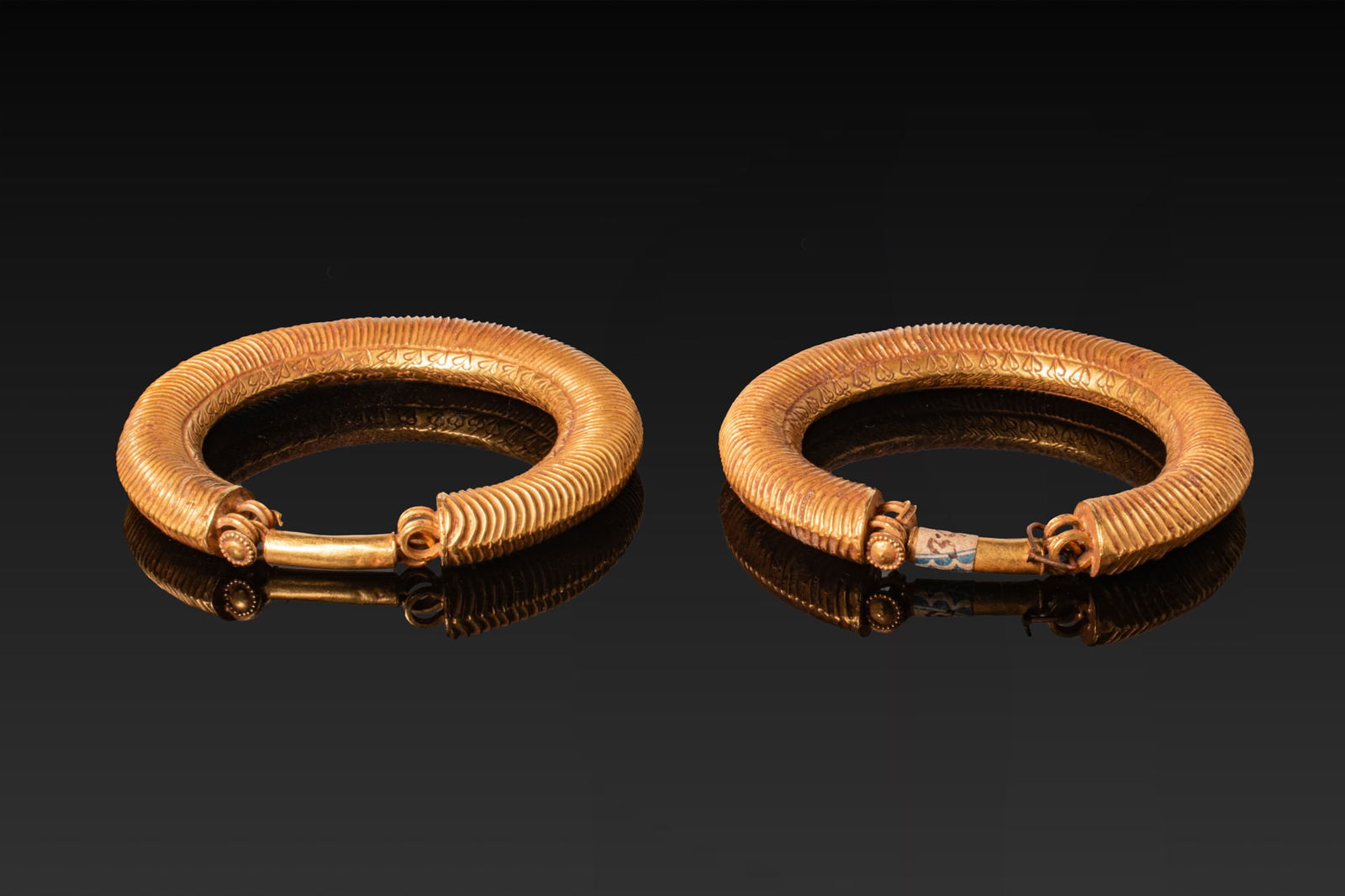 ROMAN PAIR OF HIGH KARAT GOLD EARRINGS WITH ENGRAVED LEAF MOTIF (1 of 14)