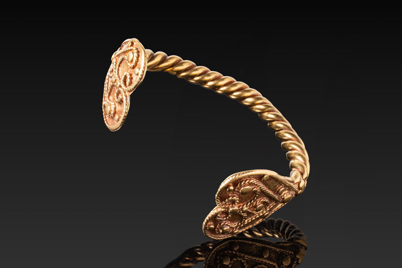 HEAVY VIKING PERIOD HIGH KARAT GOLD BRACELET WITH HEART-SHAPED FINIALS (1 of 12)