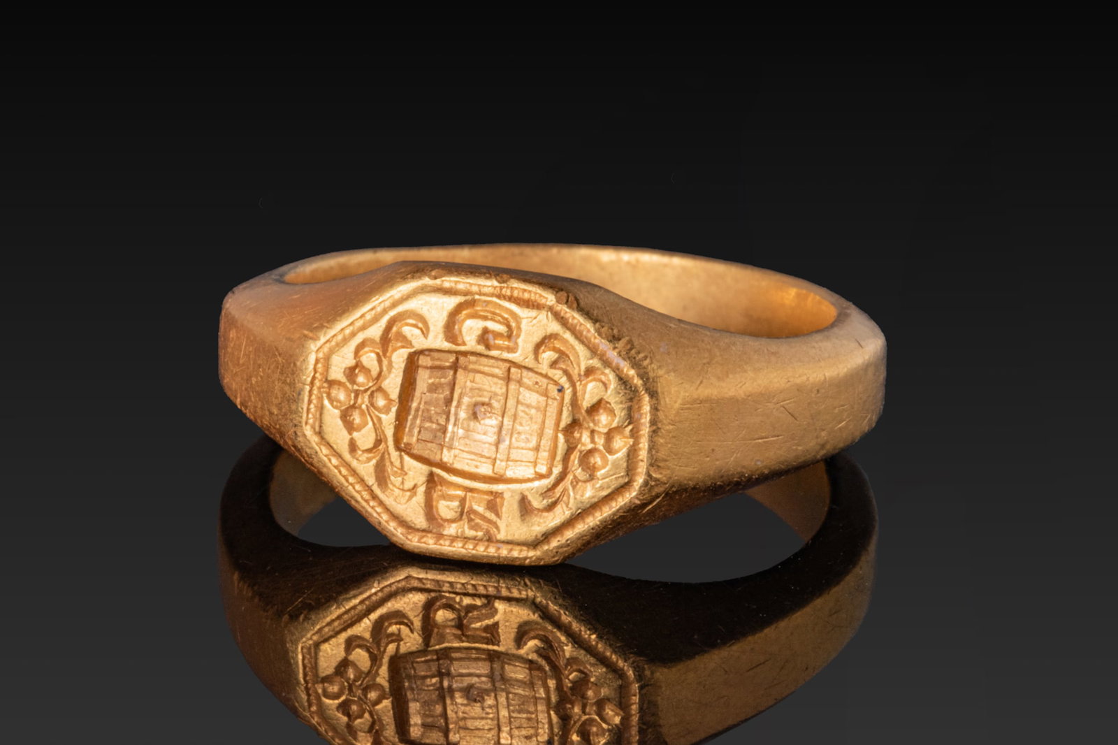 MEDIEVAL SOLID HIGH KARAT GOLD MERCHANT'S SEAL RING WITH BARREL AND INITIALS G AND R (1 of 3)