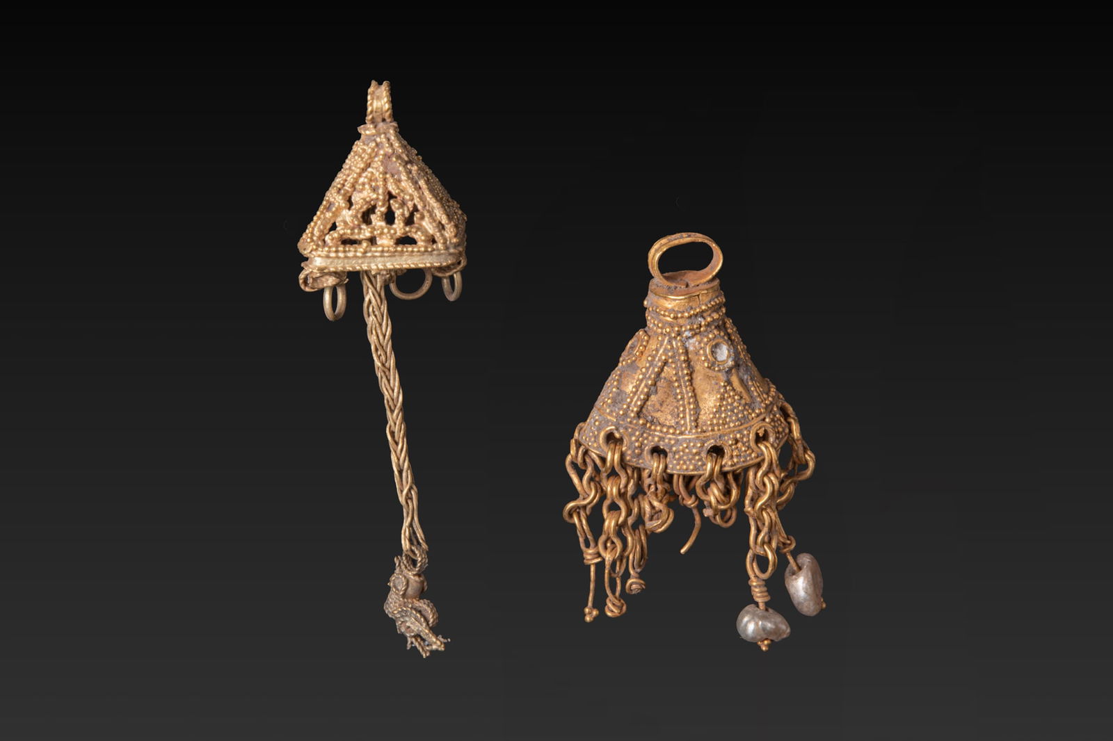 PAIR OF GREEK PERIOD GOLD AND PEARL PENDANTS (1 of 3)