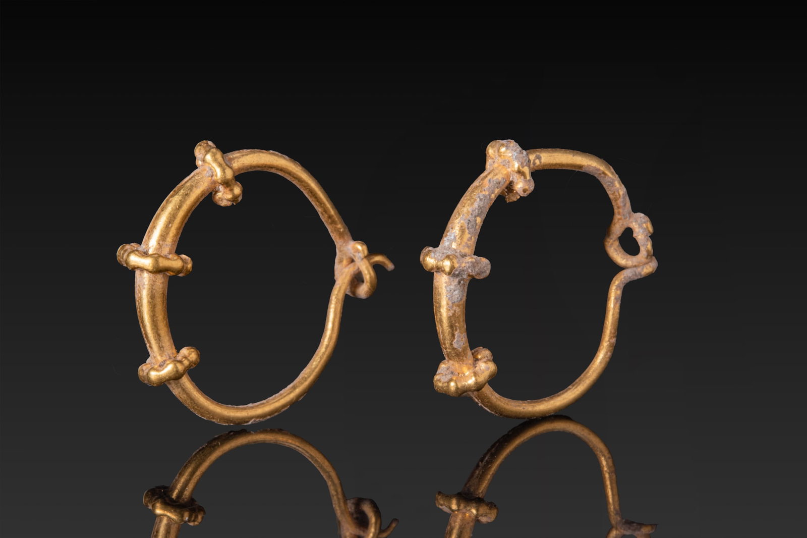 MATCHED PAIR OF HELLENISTIC GOLD EARRINGS (1 of 3)