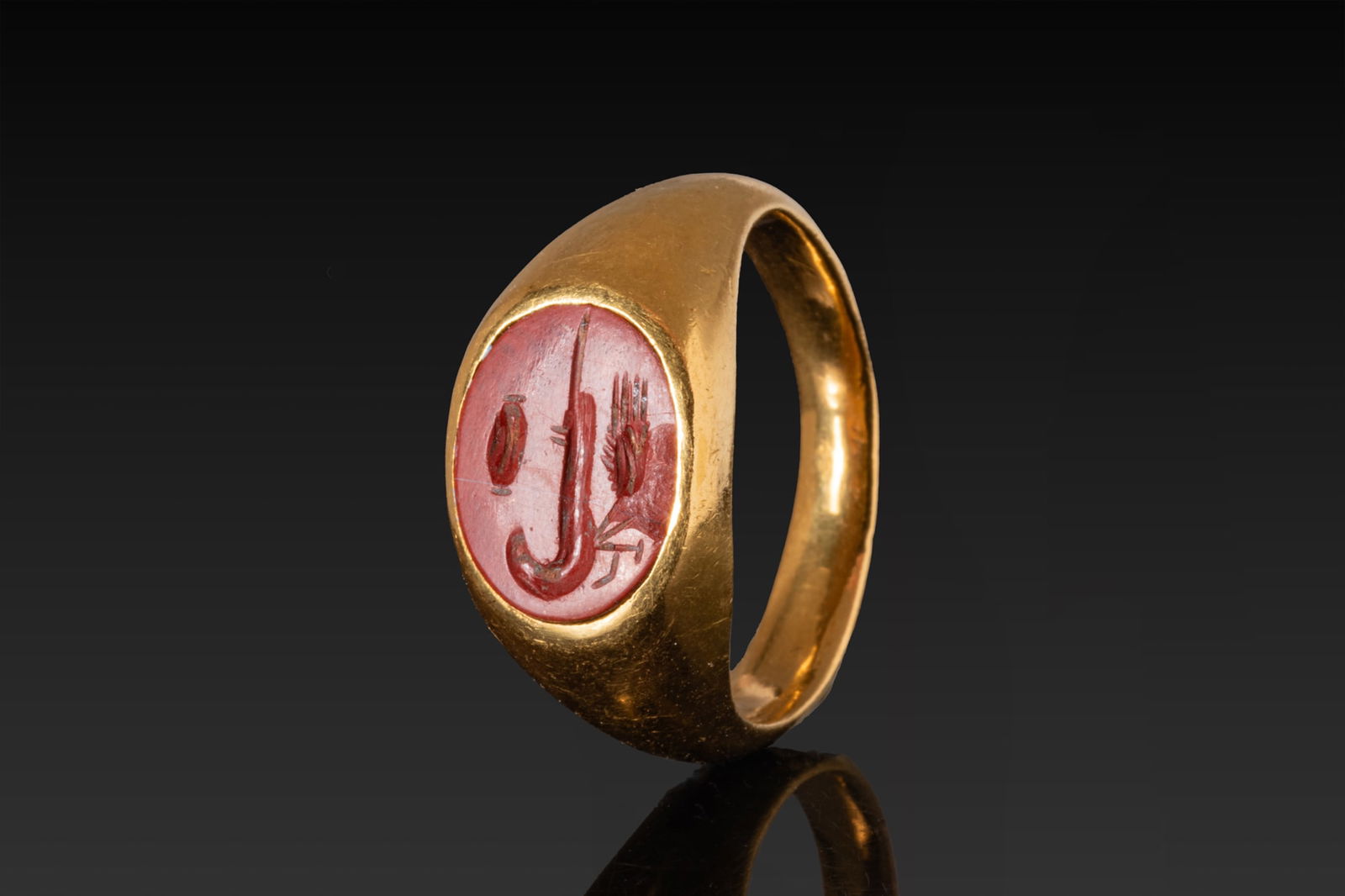 ROMAN GOLD RING SET WITH A RED JASPER INTAGLIO OF A PEACOCK ON A BASKET OF GRAIN AND STYLISED CORNUC (1 of 11)
