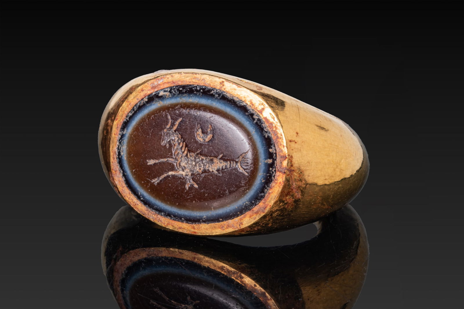 ROMAN HIGH KARAT GOLD LEGIONARY RING WITH BANDED AGATE INTAGLIO OF A CAPRICORN BENEATH A CRESCENT (1 of 11)