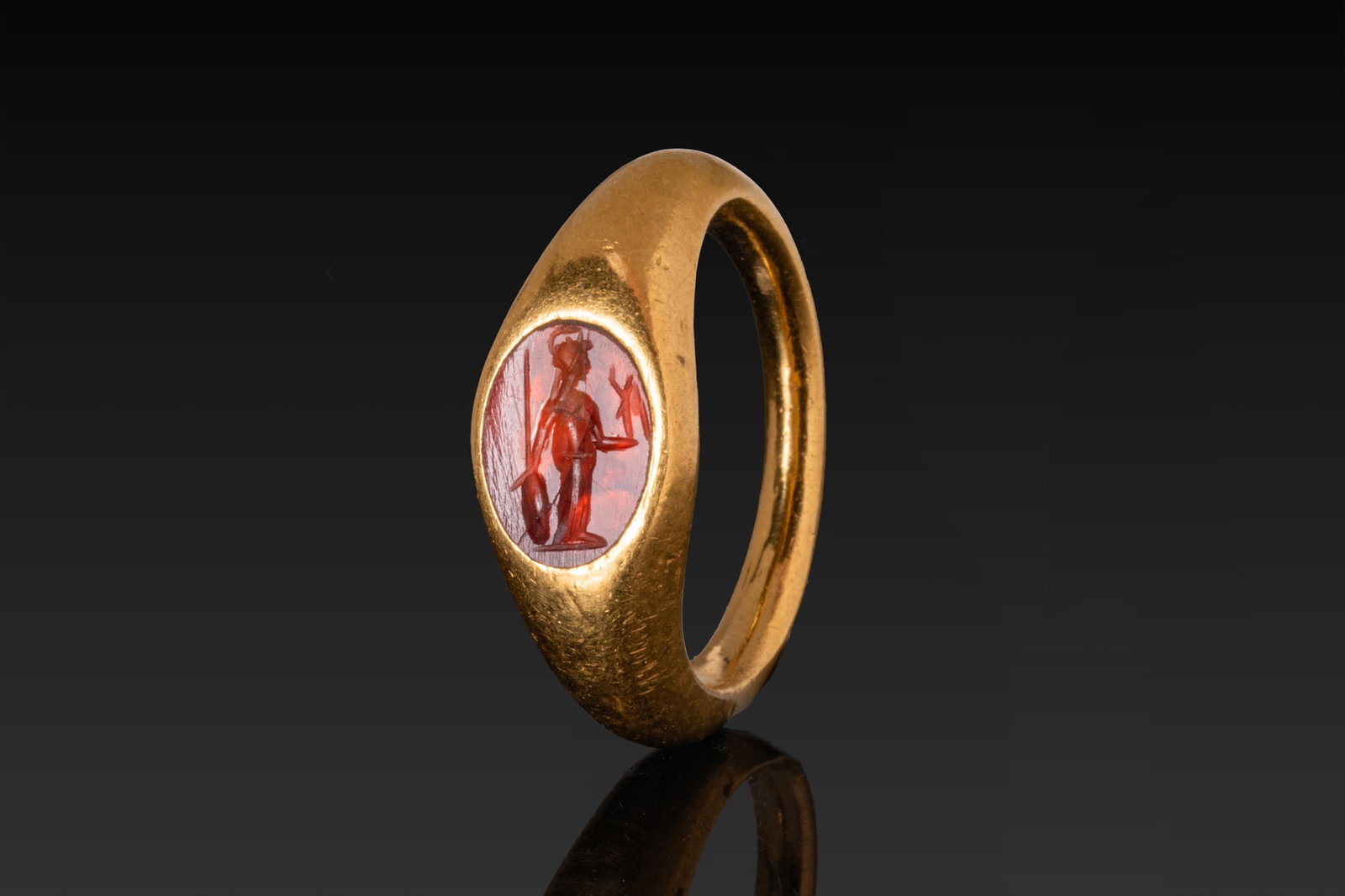 ROMAN HIGH KARAT GOLD RING WITH CARNELIAN INTAGLIO DEPICTING MINERVA HOLDING VICTORY (1 of 11)