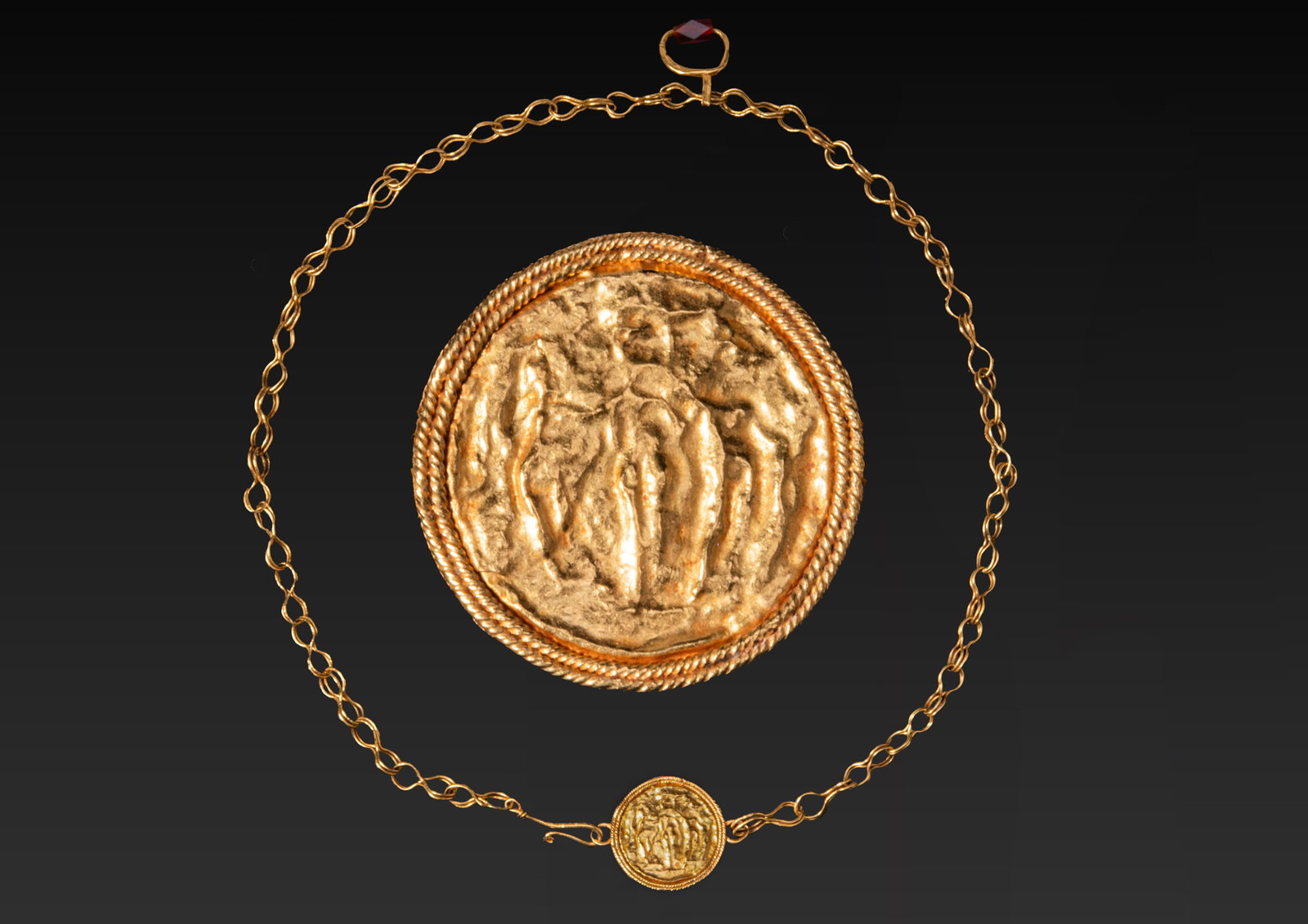 ROMAN GOLD NECKLACE WITH MEDALLION OF STANDING DEITIES (1 of 13)