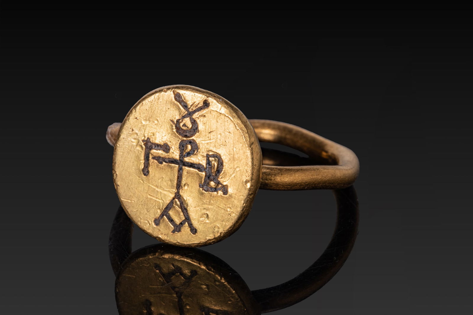 BYZANTINE HIGH KARAT GOLD AND NIELLO RING WITH MONOGRAM (1 of 11)