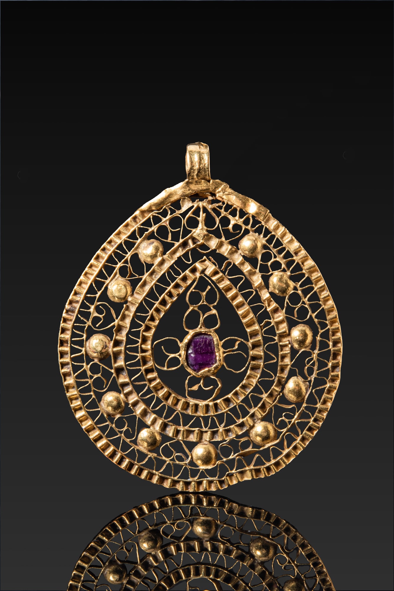 BEAUTIFUL BYZANTINE GOLD PENDANT WITH CENTRAL AMETHYST CABOCHON (1 of 10)