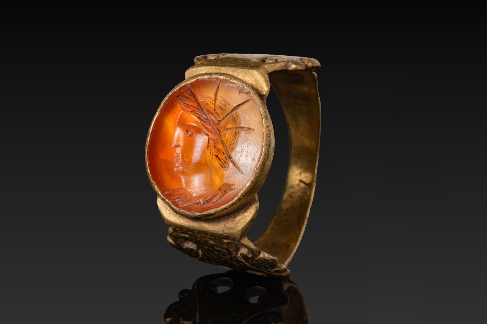 ROMAN GOLD RING WITH CARNELIAN INTAGLIO DEPICTING SOL INVICTUS (1 of 3)