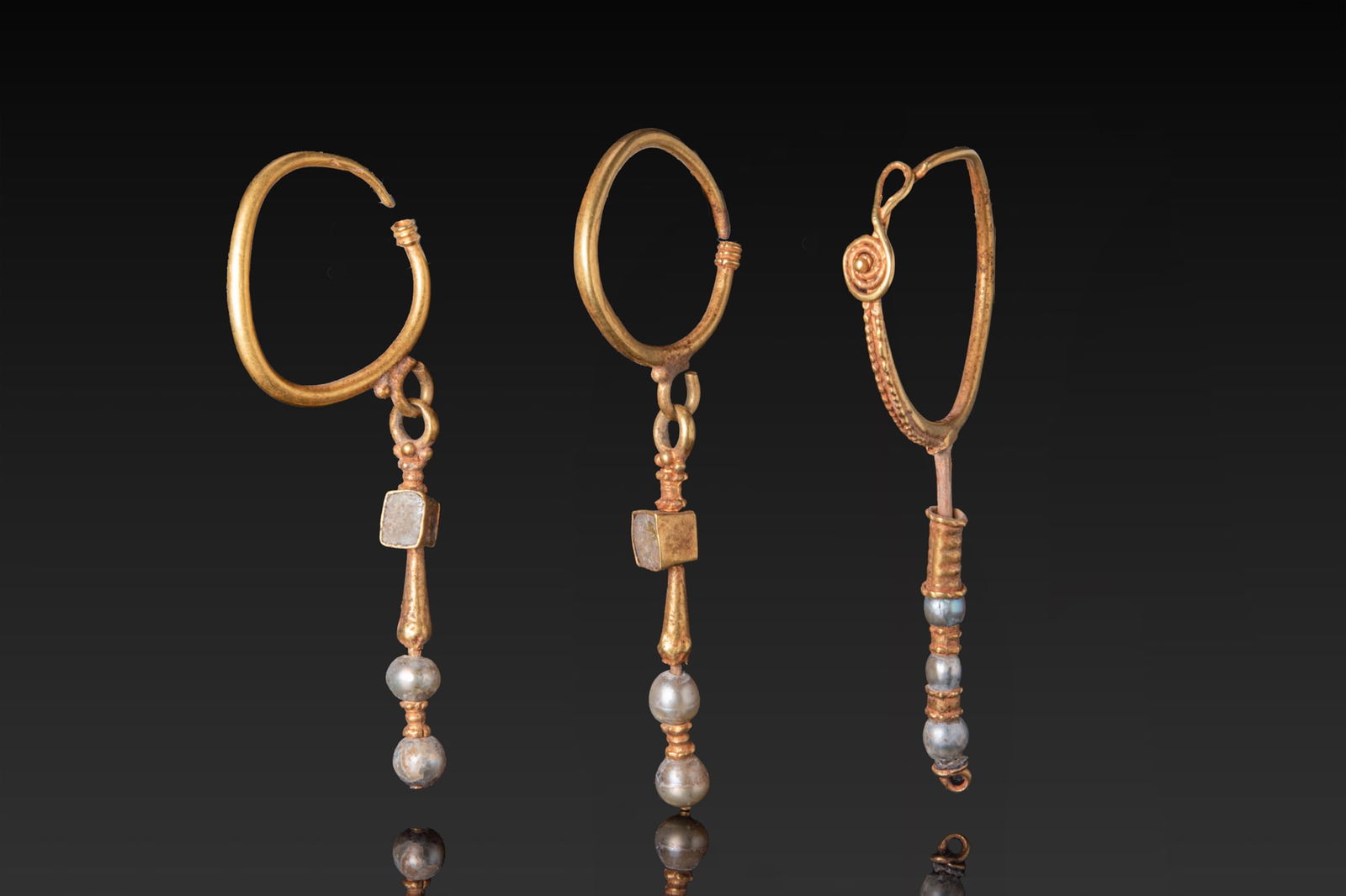 COLLECTION OF ROMAN GOLD AND PEARL EARRINGS (1 of 5)