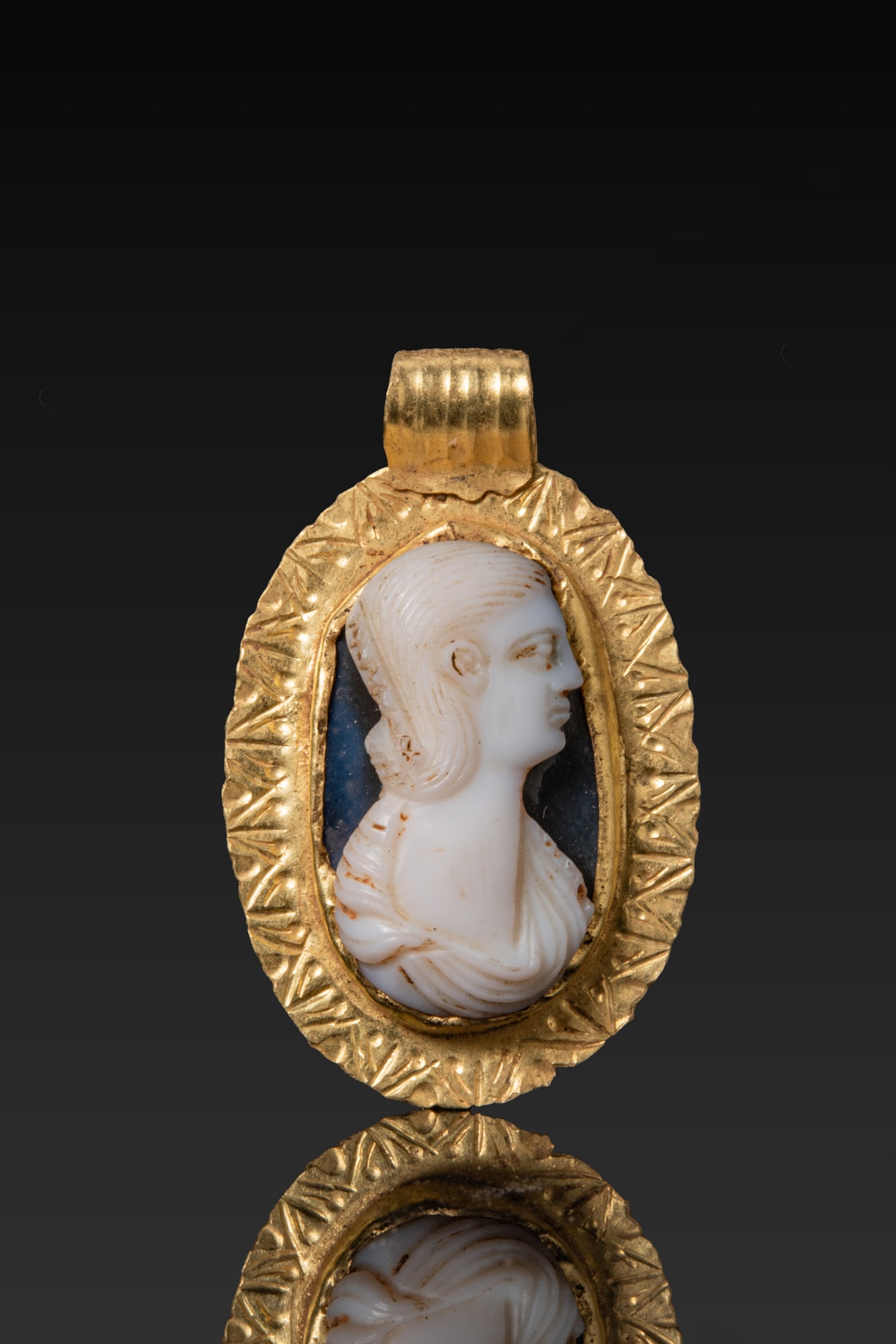 ROMAN AGATE CAMEO DEPICTING NOBLEWOMAN OF ANTONINE PERIOD IN HIGH KARAT GOLD PENDANT (1 of 3)